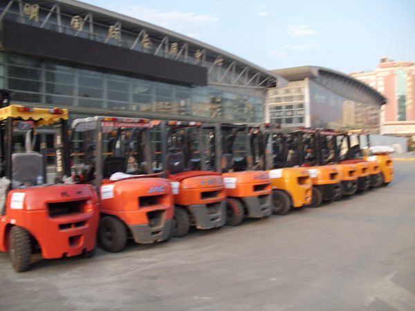 昆明機械設(shè)備租賃與團力叉車出租 專業(yè)設(shè)備與創(chuàng)新研發(fā)的雙輪驅(qū)動